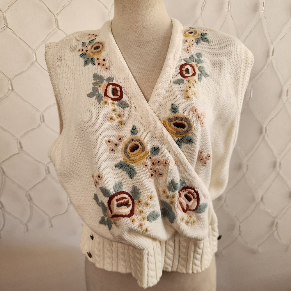 Vintage Knit Sweater Vest • Beautiful Embroidery • by Chaus • Size Medium